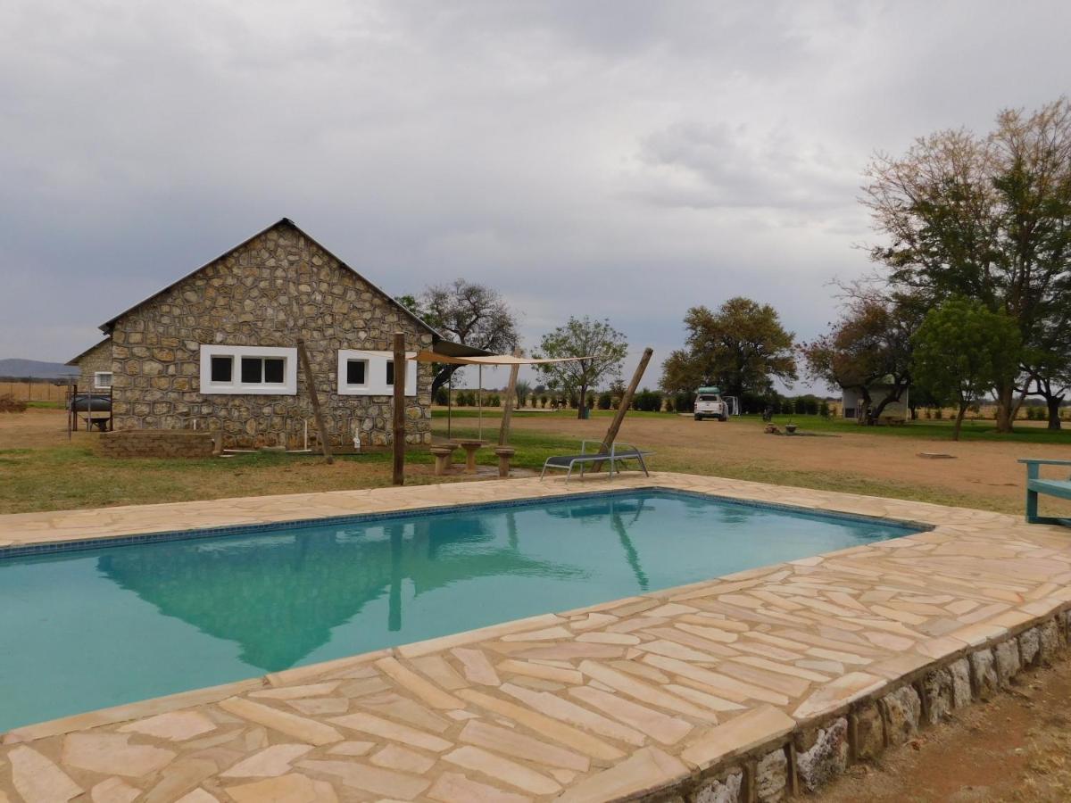 Meteorite Rest Camp Hotel Grootfontein Ngoại thất bức ảnh